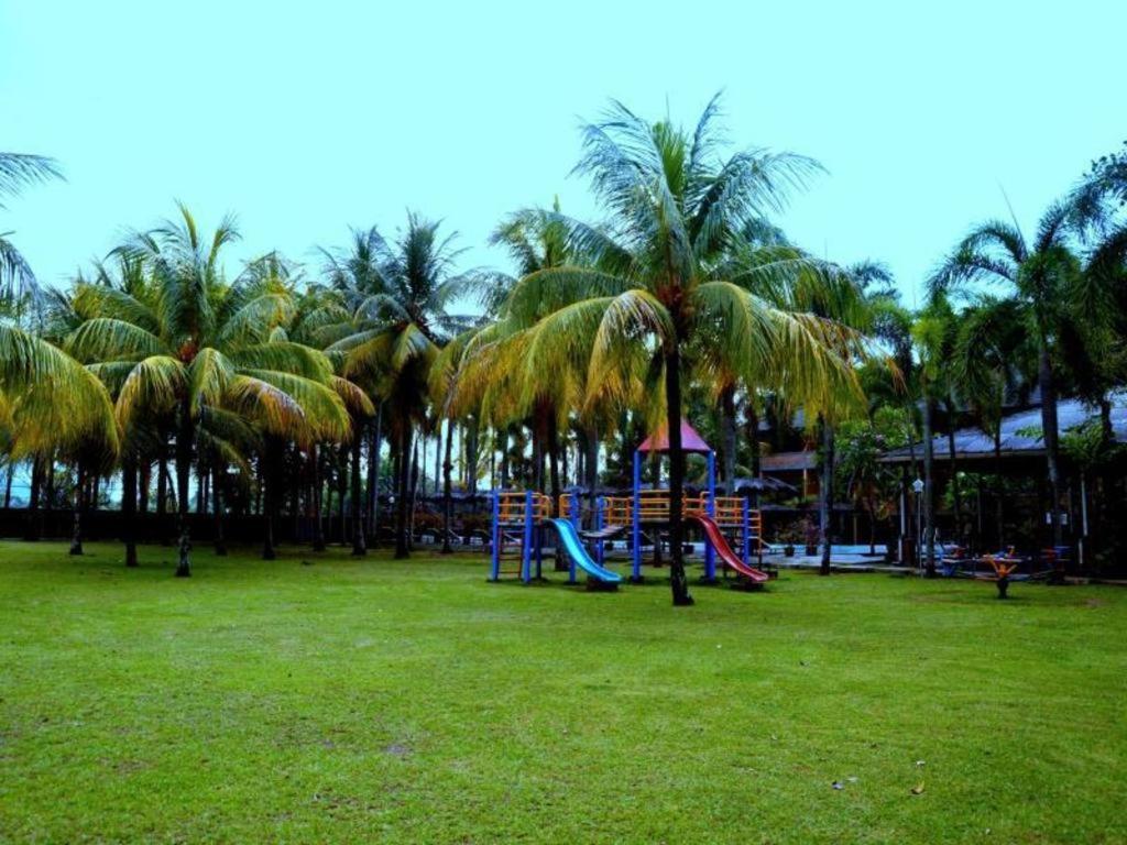 Augusta Pelabuhan Ratu Hotel Sukabumi Exterior foto